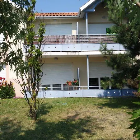 Biscarrosse T2 avec piscine, parking, à 10km de l'océan - FR-1-319-349-2