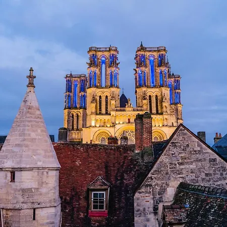 Nid douillet La Cour du Dauphin, Vue cathédrale imprenable-3