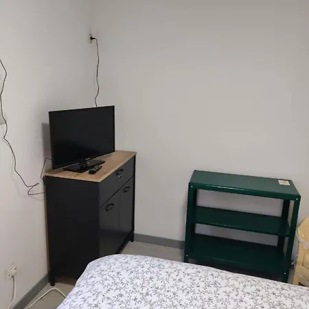 Petit Studio Au Calme Renove A Nouveau-3