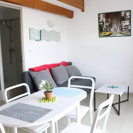 Duplex lumineux avec balcon, parking privé, proche commerces et transports - La Rochelle - FR-1-246-77-3