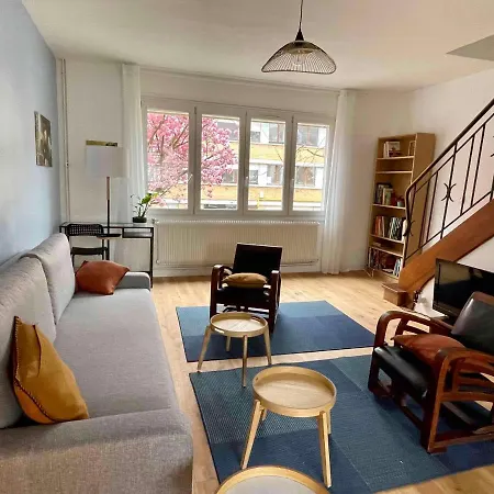 La chambre jaune maison avec grande terrasse et garage privé-3