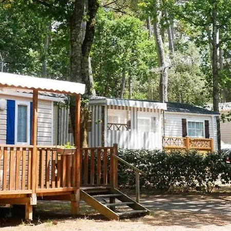 Location F01B Mobil Home Excellence Range At Les Pierres Couchees 4-2