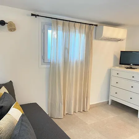 Magnifique Studio Tropézien à 300 m de la plage (parking gratuit)-2