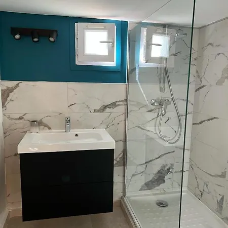 Magnifique Studio Tropézien à 300 m de la plage (parking gratuit)-3