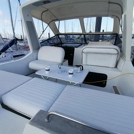 Sejour Insolite Sur Un Yacht. Bateau Hotel A Quai.-3