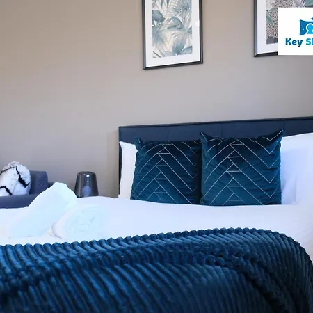 Four Bedroom House By Keysleeps Short Lets Milton Keynes With Free Parking Contractor, Leisure & Central Location-3