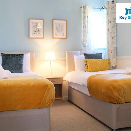 Four Bedroom House By Keysleeps Short Lets Milton Keynes With Free Parking Contractor, Leisure & Central Location-2