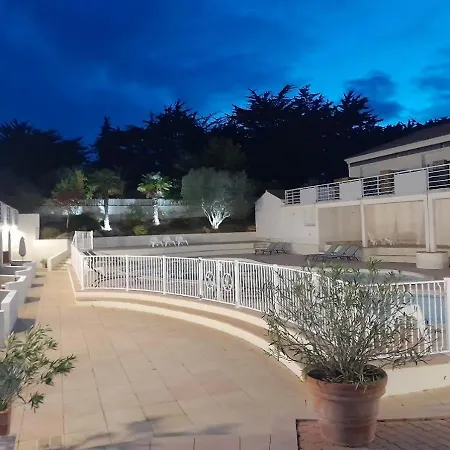 LOGEMENT T2 PMR piscine Privée 400m de la Plage-2