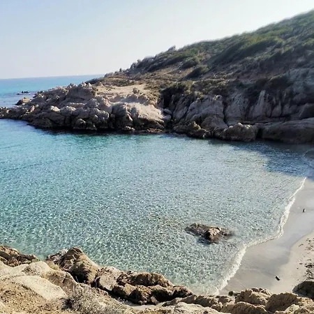 Maisonnette avec 2 chambres climatisée en face de la plage de Gigaro-2