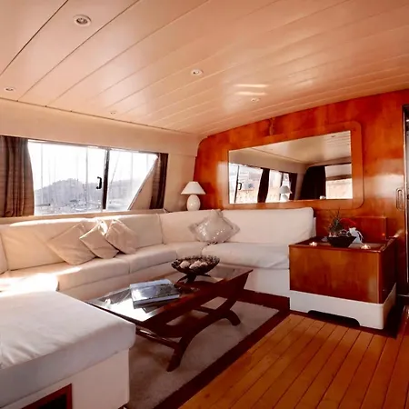 Hebergement Insolite Sur Yacht Authentique Idealement Situe Au Coeur Du Vieux-Port-3