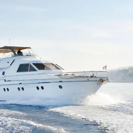 Hebergement Insolite Sur Yacht Authentique Idealement Situe Au Coeur Du Vieux-Port-2