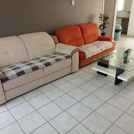 Jolie maison de location avec parking privé et terrasse couverte-2
