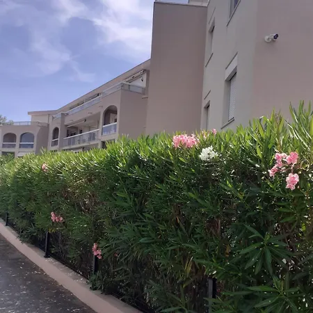 T2 Bord de mer avec jardin et piscine-2