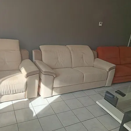 Jolie maison de location avec parking privé et terrasse couverte-3