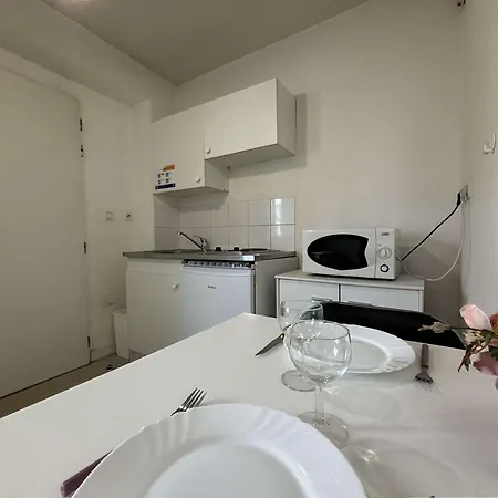 Charmant Studio Rdc A La Rochelle, Pres De La Gare Et Commerces, Parking Prive - Fr-1-246-489-3