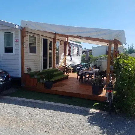 Frejus tout confort, maxi 420 m des piscines, climatisation,plus ventilation toutes les chambres, linge de lit et de toilette , coffre fort, lavé vaisselle machine à laver grande terrasse couverte velos et wifi possible-3