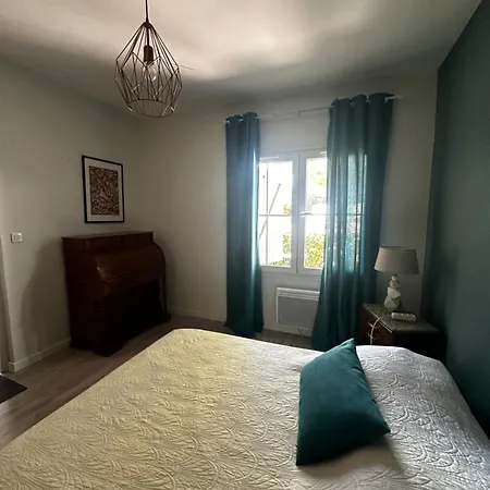 Petite maison mitoyenne, clim, rénovée, calme-3