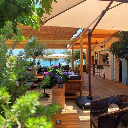 Hotel Les Flots Bleus-3