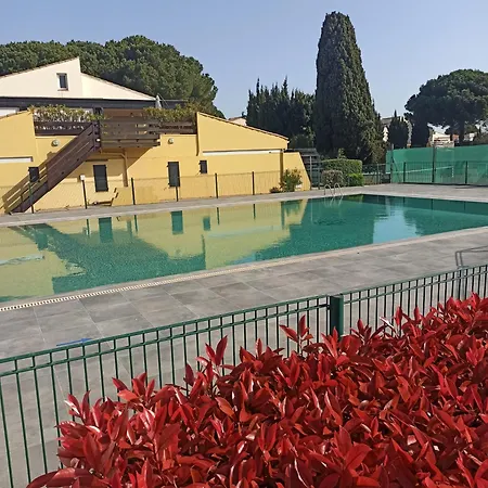 Appartement climatisé avec terrasse parking piscine et terrains de tennis-3