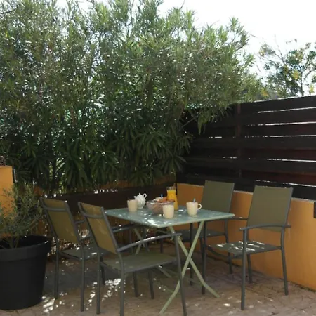 Appartement climatisé avec terrasse parking piscine et terrains de tennis-2