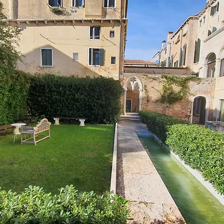 Palazzo Contarini Della Porta Di Ferro-3