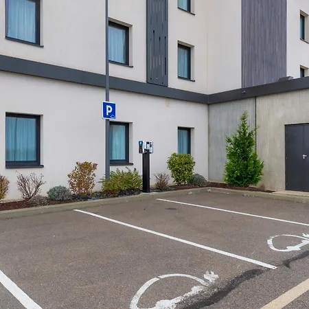 B&B HOTEL Troyes Magasins d'usine-2