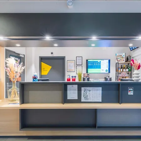 B&B HOTEL Troyes Magasins d'usine-3