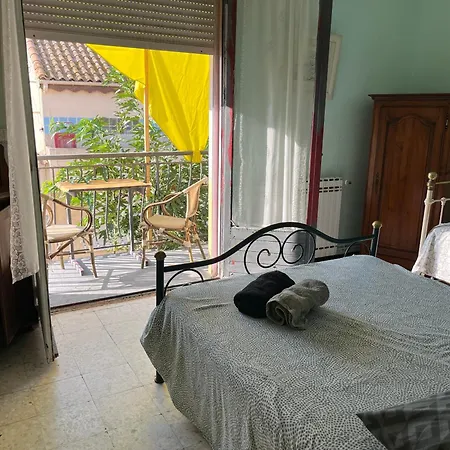 côté nature, simple et relax, mer et centre à 2 pas, 3 chambres triples et privées, parties communes , jardin arboré, tonnelles, barbecue-2