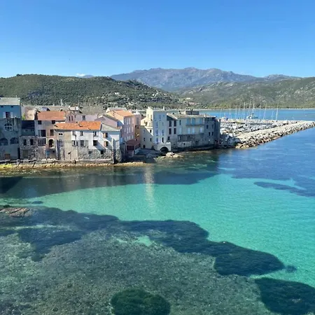Appartement plein centre Saint Florent face au port-3