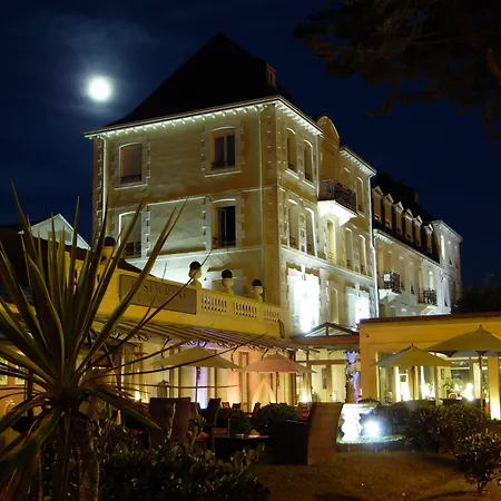 Grand Hotel De Courtoisville-3