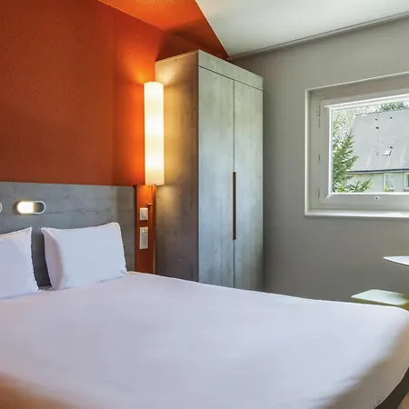 Ibis Budget Senlis-3