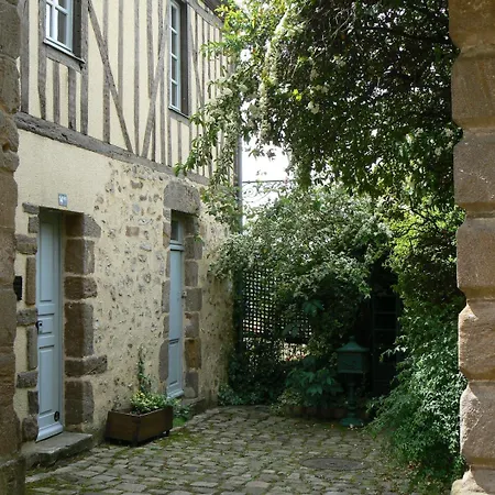 Petite Maison Romantique Coeur Historique Plantagenet, au calme-3