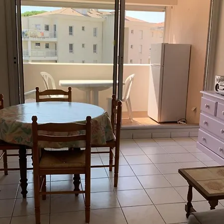 Studio Cabine à Hyères : piscine, proche port, plages et aéroport, parking inclus - FR-1-335-171-3