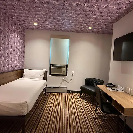 Night Hotel Broadway-3