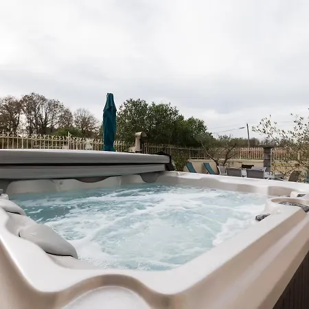 La Maison du soleil L Aulhere 3 étoiles ,Maison familiale 6-7 personnes, Jacuzzi , Massages bien-être en option-3