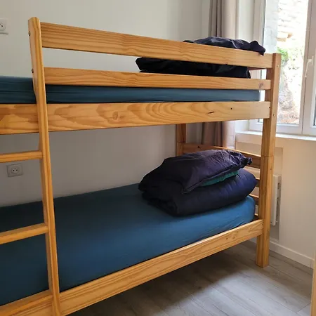 L établissement LA PLAGE A 2 PAS vous propose, 3 Appartements DEUX chambres, 1 appartement une pièce avec CLIMATISEUR , Netflix, lits faits à votre arrivée, serviettes de toilette, Ménage, Wifi, en hyper centre ,Plage à 100m, BOX à Vélos-2