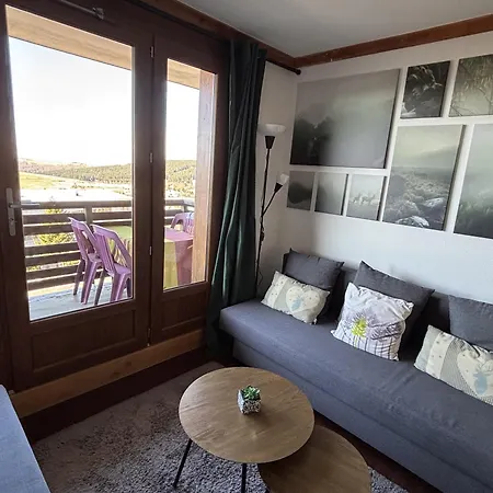 Lama-Gîte-des-Puys T3 Lamadalet, vue sud, terrasse, parking privé-2