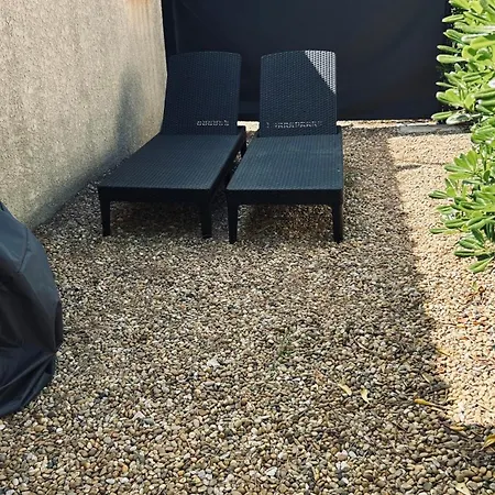 Studio refait à neuf avec jardin Aigues Mortes-2