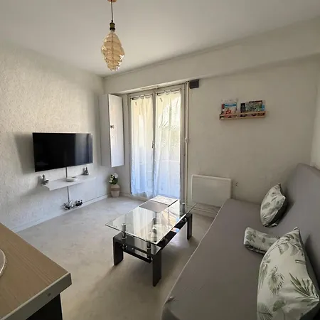 Joli studio avec parking privé-3