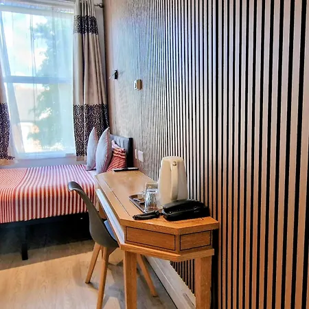London Guest House By Oyo - Acton-3