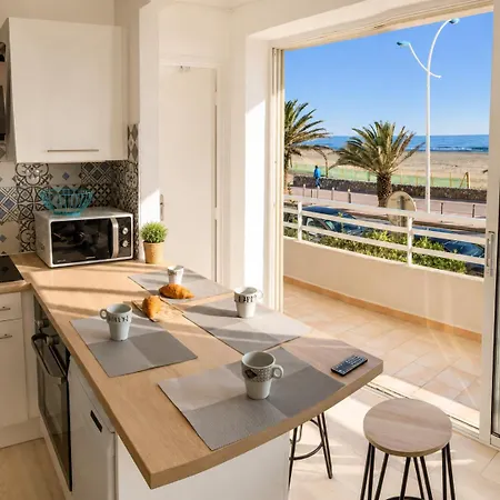 PLAGE Splendide Vue Mer depuis la chambre et le salon cuisine, 20m de la plage!-3
