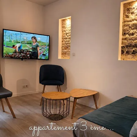 L établissement LA PLAGE A 2 PAS vous propose, 3 Appartements DEUX chambres, 1 appartement une pièce avec CLIMATISEUR , Netflix, lits faits à votre arrivée, serviettes de toilette, Ménage, Wifi, en hyper centre ,Plage à 100m, BOX à Vélos-3