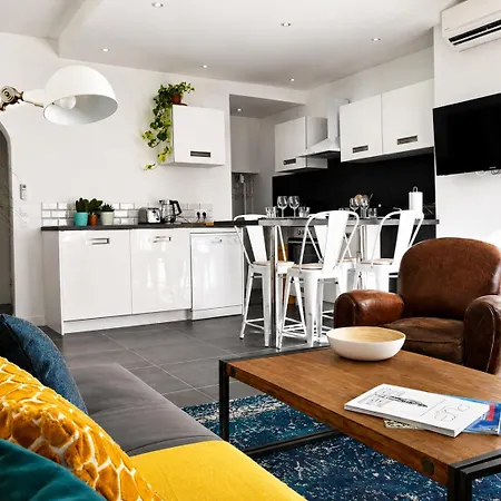 Beautifully Bright Apartment In Old Town Saint-Tropez-2