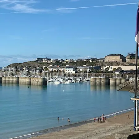 Les pieds dans l'eau accès direct à la plage !-2