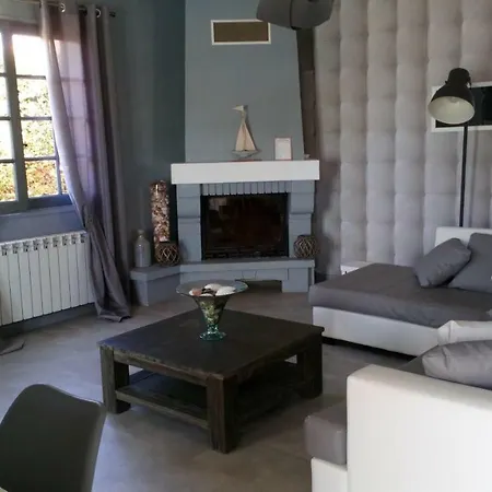 villa provençal avec piscine a vias de 10 personnes-3
