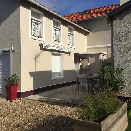 A pied, 300m de la plage et 500m du village-2
