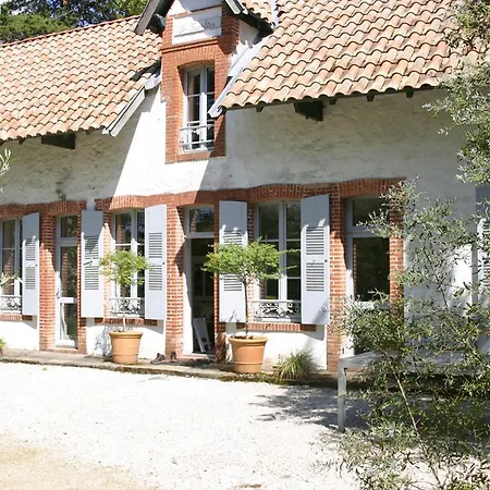 Villa traditionnelle au coeur du bois de la chaise-3