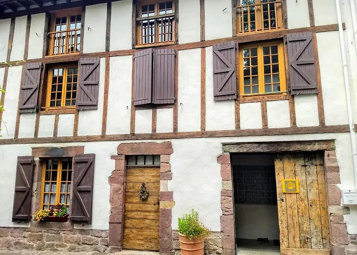 Hotel pres du College: Gite de la Porte Saint Jacques: a hostel for pilgrims