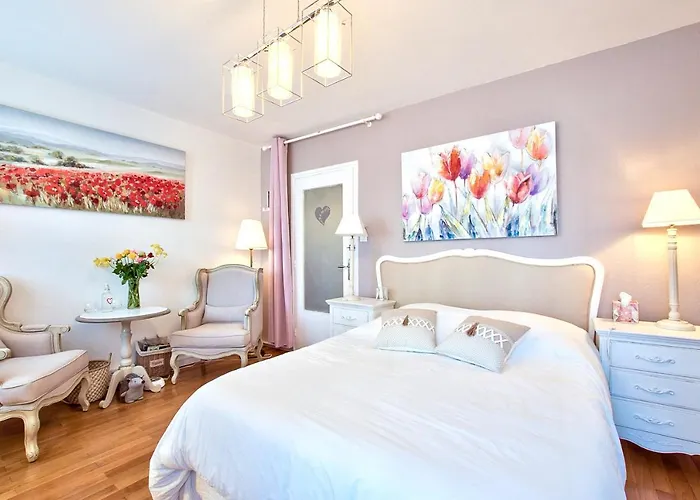 ! A découvrir ! NATURALBNB - Chambres d'hôtes zen au calme - Top confort et reposant - PARKING GRATUIT SECURISE - Garage vélos et motos - OFFERT COPIEUX PETIT DEJEUNER fait maison sucré-salé, local et bio - Accueil et convivialité garantis !