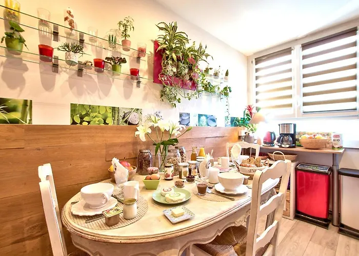 ! A découvrir ! NATURALBNB - Chambres d'hôtes zen au calme - Top confort et reposant - PARKING GRATUIT SECURISE - Garage vélos et motos - OFFERT COPIEUX PETIT DEJEUNER fait maison sucré-salé, local et bio - Accueil et convivialité garantis !